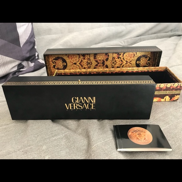 Versace - Picture 3 of 8